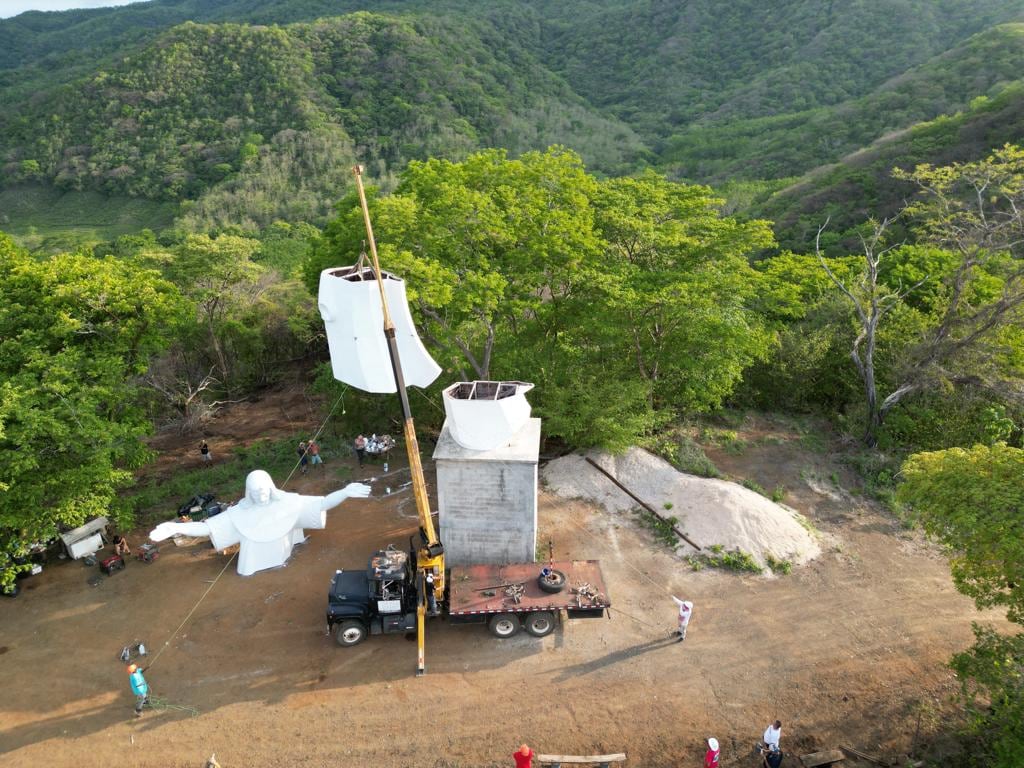 El Cristo Redentor de la Gran Nicoya por fin es una realidad que se puede ver y tocar porque esta a pocas horas de que se terminen de acomodar una sobre otra las 4 piezas que conforman la escultura de 15 metros de alto sobre el cerro La Cruz en Nicoya, Guanacaste