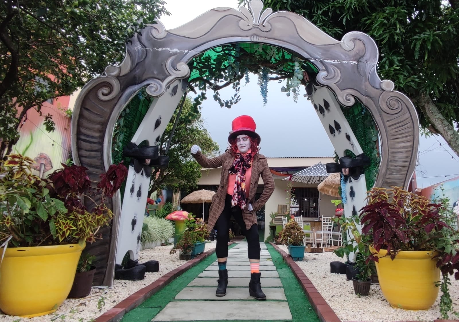 Karina Rodríguez Hidalgo creó una cafetería ambientada por completo en la película "Alicia en el país de las maravillas". en Grecia.