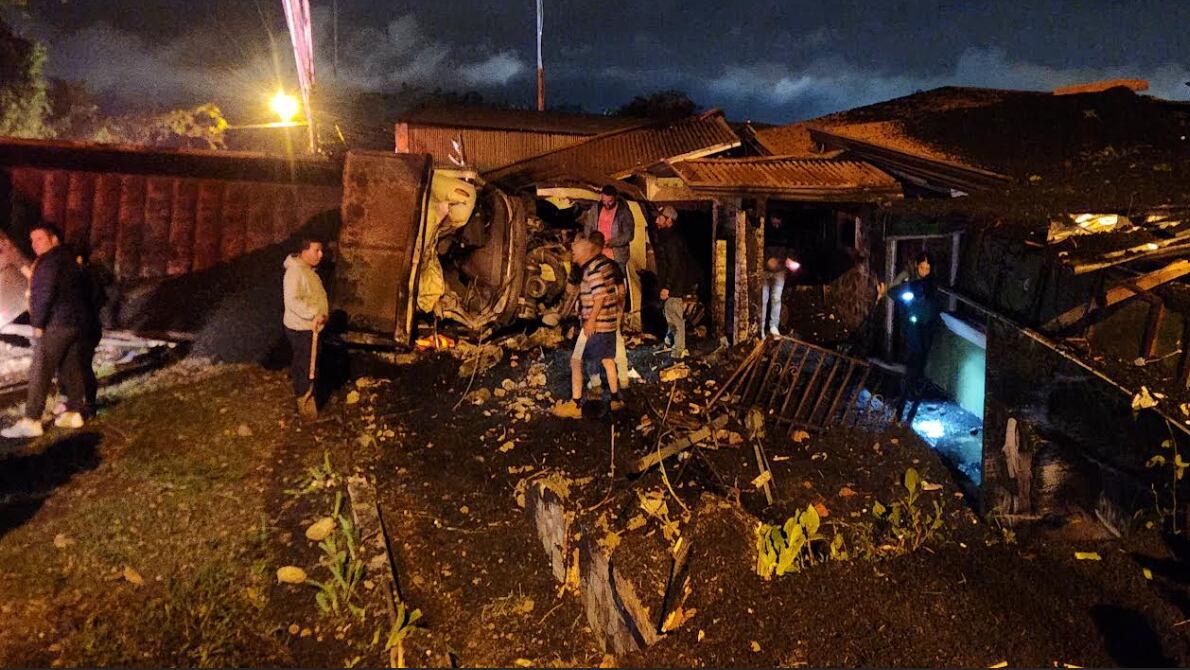 Vagoneta estuvo a punto de causar tragedia, pero dejó serios daños a una familia en Banderilla de Llano Grande, Cartago. Foto: Andrés Cascante para La Teja