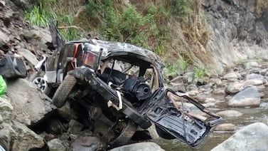 Inesperados “ángeles” salvaron a jóvenes que pasaron 6 horas en guindo al que cayeron con su carro