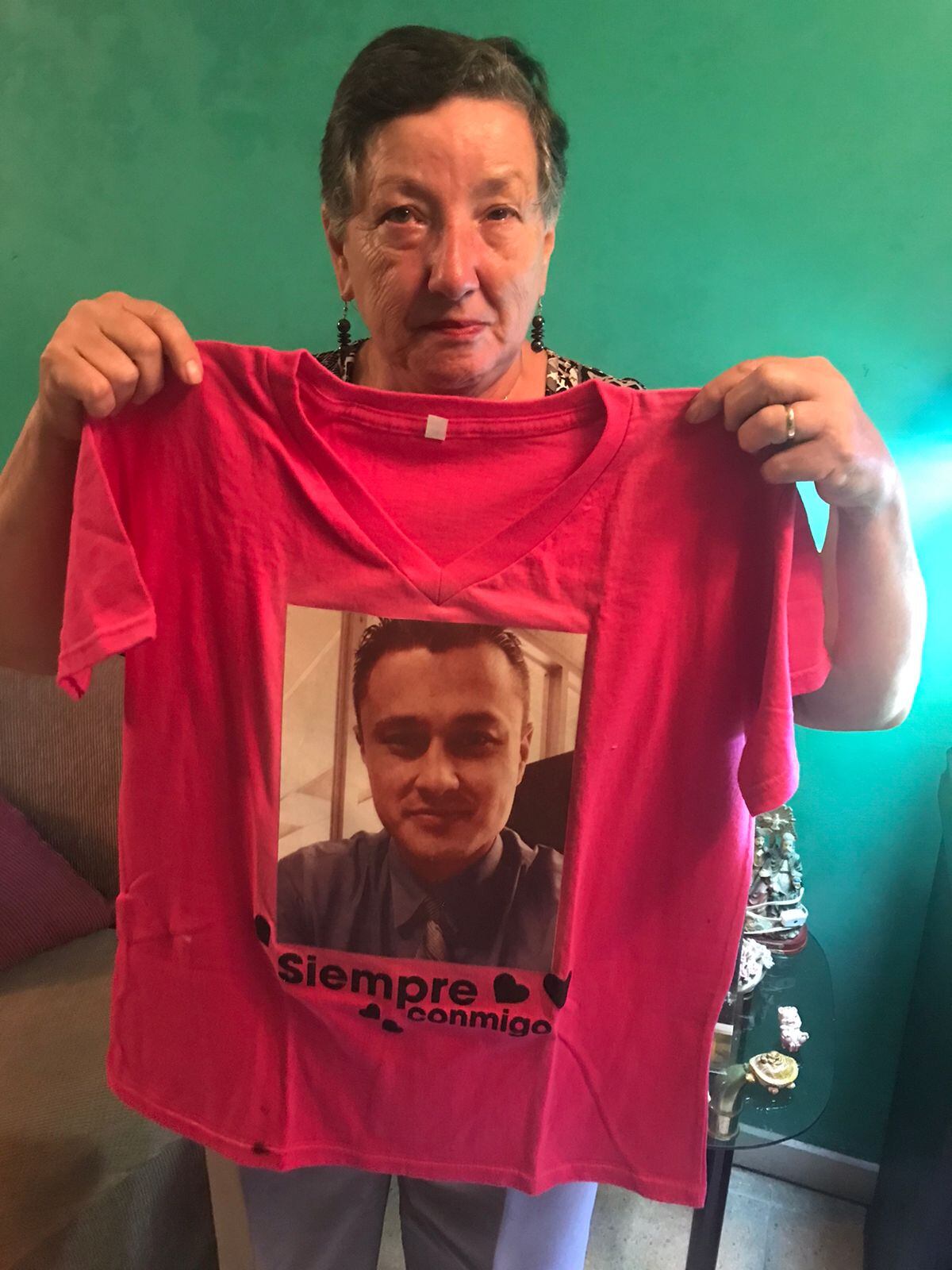 12/08/2021 San Rafael de Coronado. Entrevista a doña Norma Chacón, para Novelón de La Teja. Su hijo Jorge Lizano se sacrificó por ella al enfrentarse con un delincuente que la tenía encañonada en su pulpería, hace tres años. La señora pasa largos ratos contemplando la foto de su hijo. Foto: Cortesía.