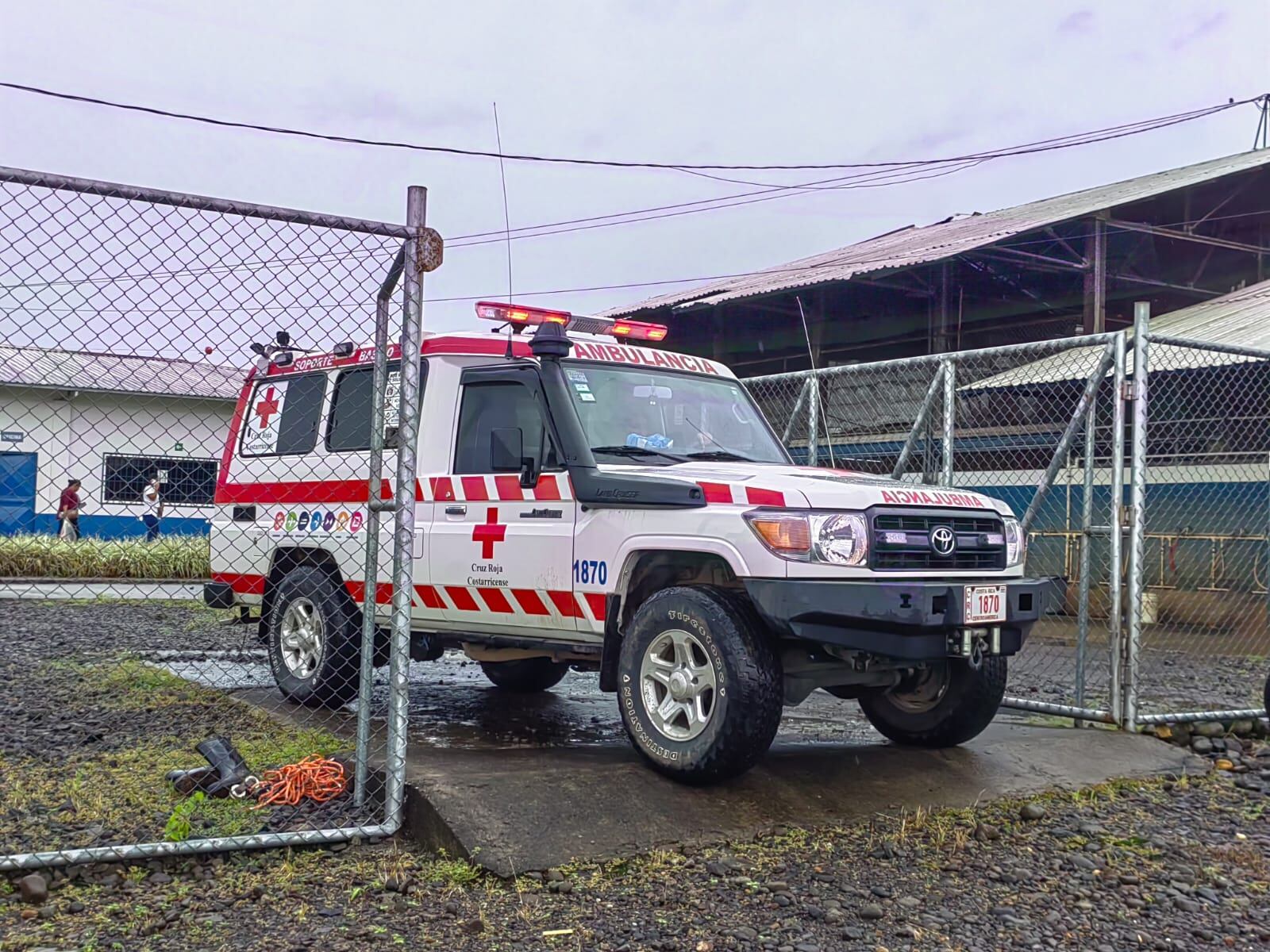 Las ambulancias trasladaron primero a dos de los afectados por la onda expansiva y luego volvieron por otro que inicialmente no requirió traslado, pero luego comenzó a sentirse mal. Foto: Reiner Montero.