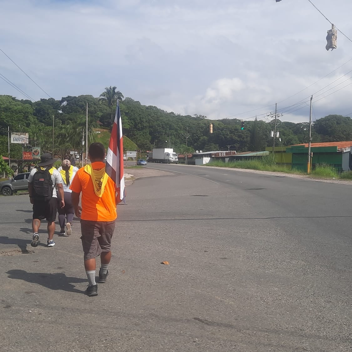 Este domingo 20 de julio los romeros de Río Claro de Golfito comenzaron, desde Paso Canoas, a caminar para cumplirle un año más a la patrona de Costa Rica, la virgencita de los Ángeles. En el grupo camina el periodista Rafael Vargas Jiménez, nuestro amigo de Brunca TV Digital, quien nos colabora con esta información y se caminará los 300 kilómetros, algo que realiza desde hace 10 años.