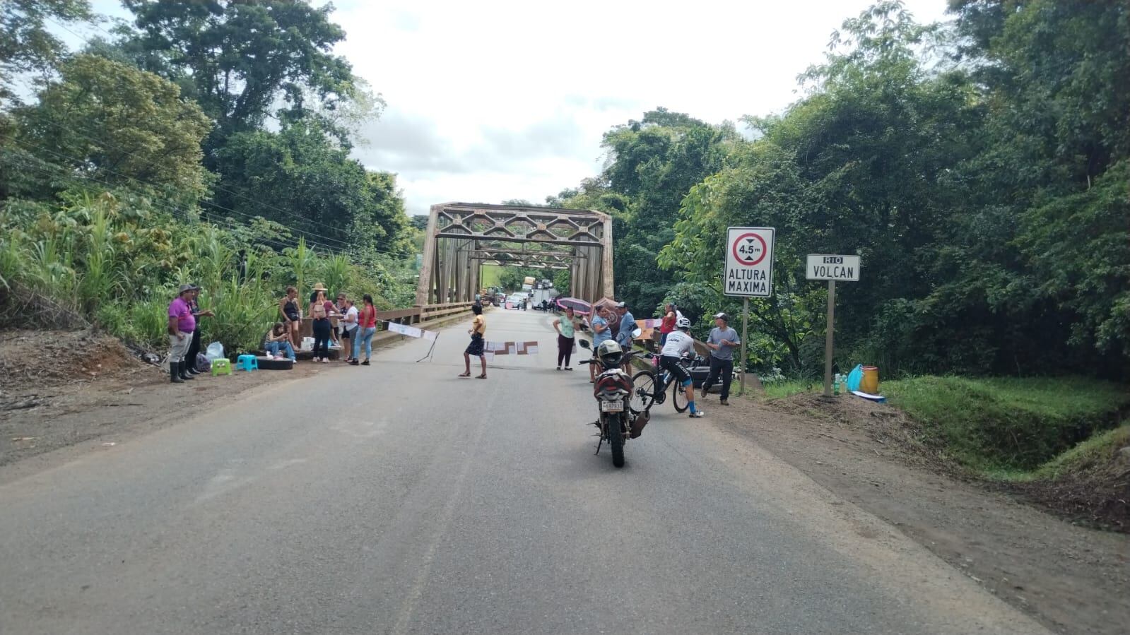 Los vecinos de Volcán de Buenos Aires, zona sur del país, están alarmados al enterarse que supuestamente el principal sospechoso de las violentas muertes de Emilce Soto Jiménez y de Estrella Dayana González Araya. Foto: Alejandra Morales