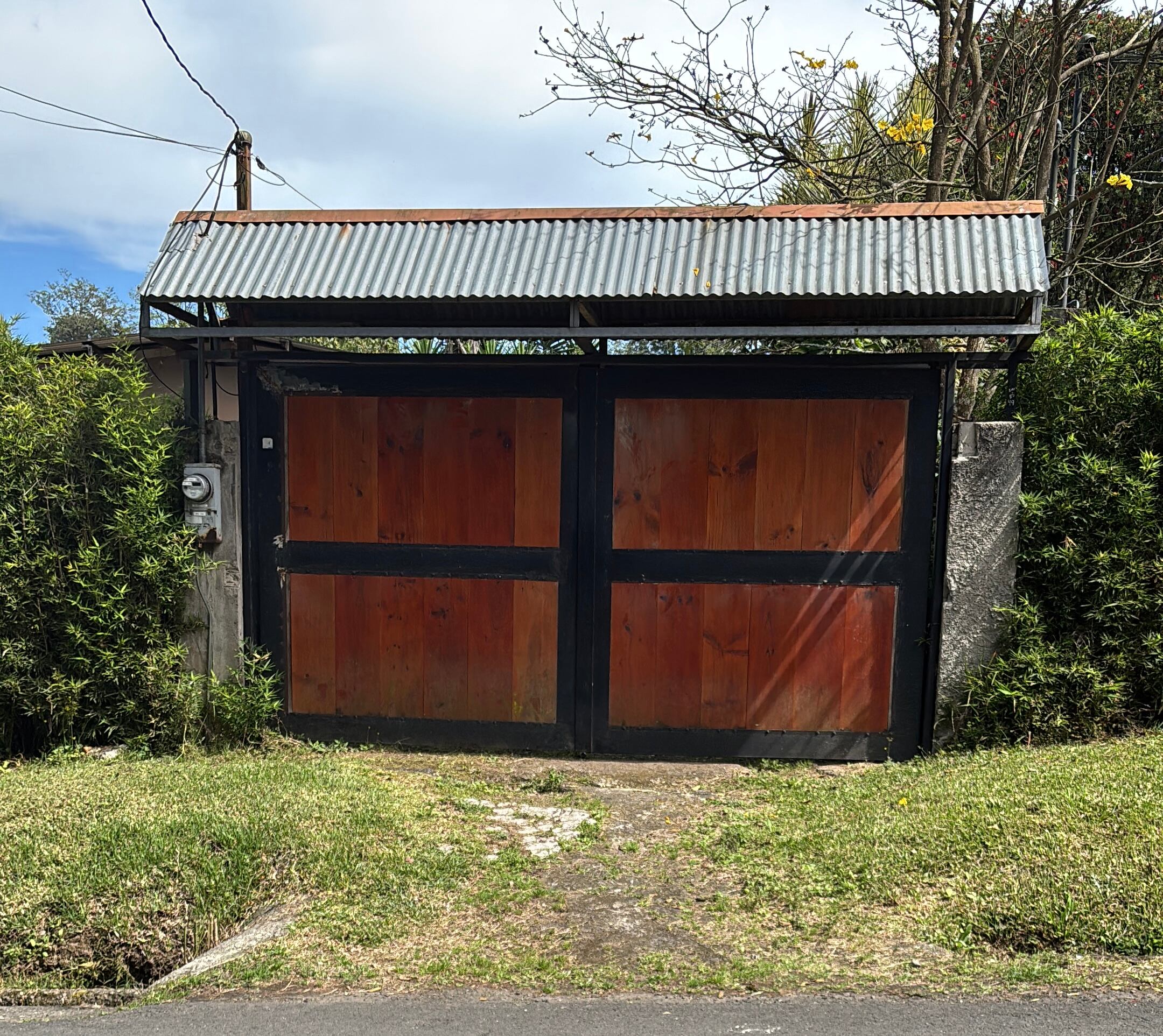 Este es el frente de la vivienda donde una familia estuvo encerrada pro dos años.