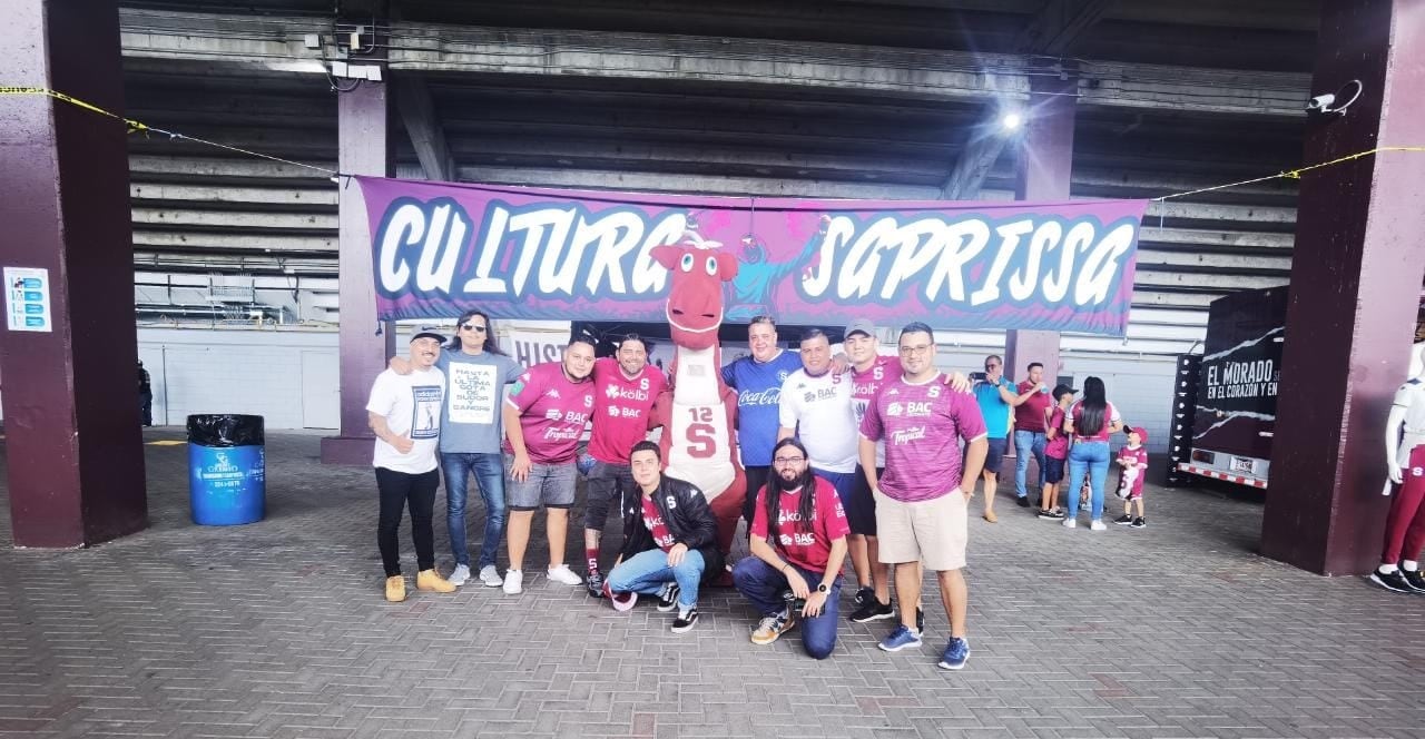 El grupo Cultura Saprissa es quien pone manos a la obra con la develación de las mantas y otras actividades. Cortesía