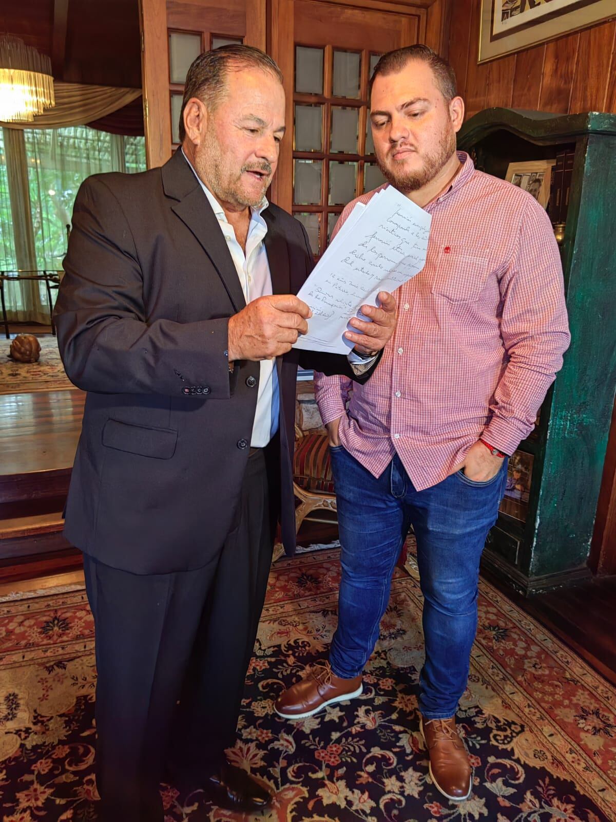 Carlos Roberto Muñoz Quirós, uno de los abusados por el exsacerdote Mauricio Víquez, atendió a la prensa con su abogado Rodolfo Alvarado