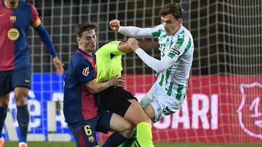 Barcelona no aprovechó del todo la sorpresiva derrota del Real Madrid y lo deja con vida