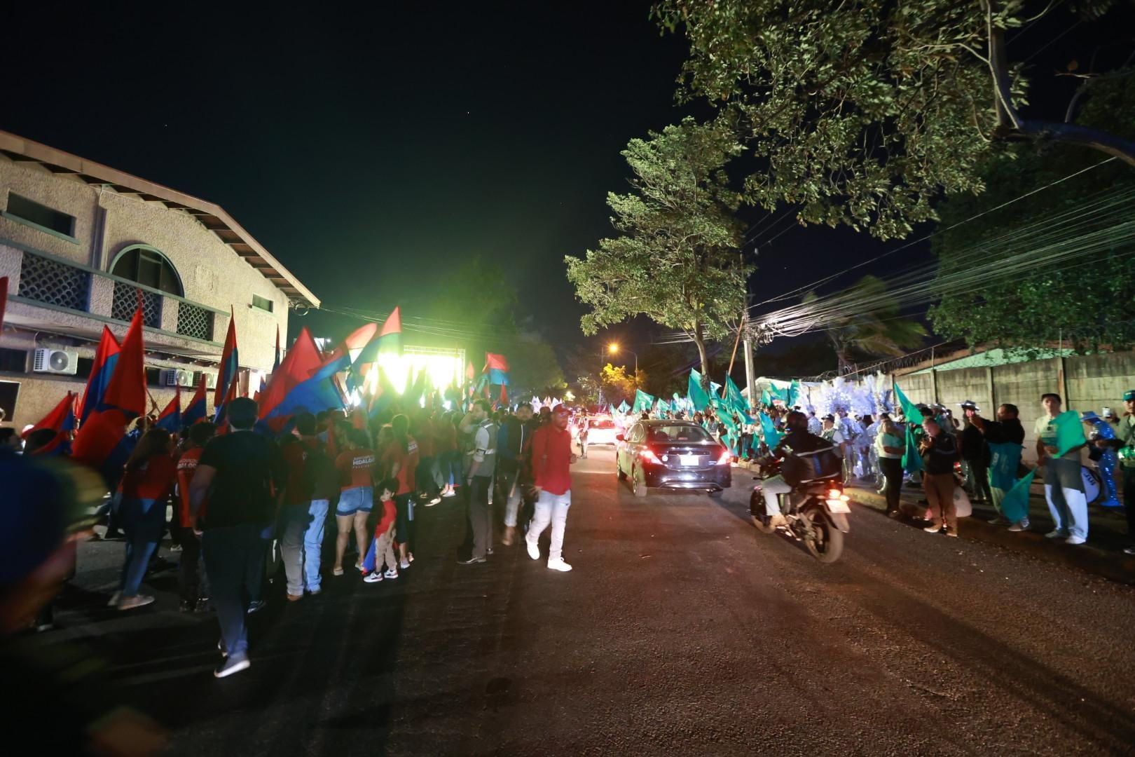 Simpatizantes de varios partidos políticos esperan en las afueras de Repretel el inicio del debate presidencial.