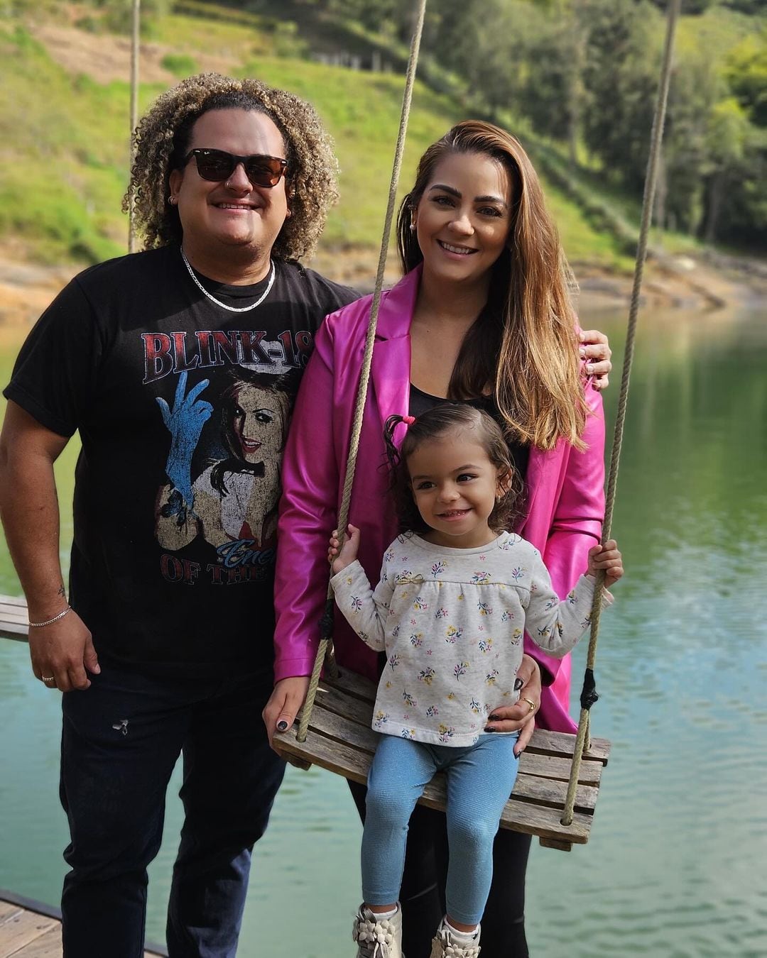 Choché Romano, su esposa Ashley García y su hija Leah