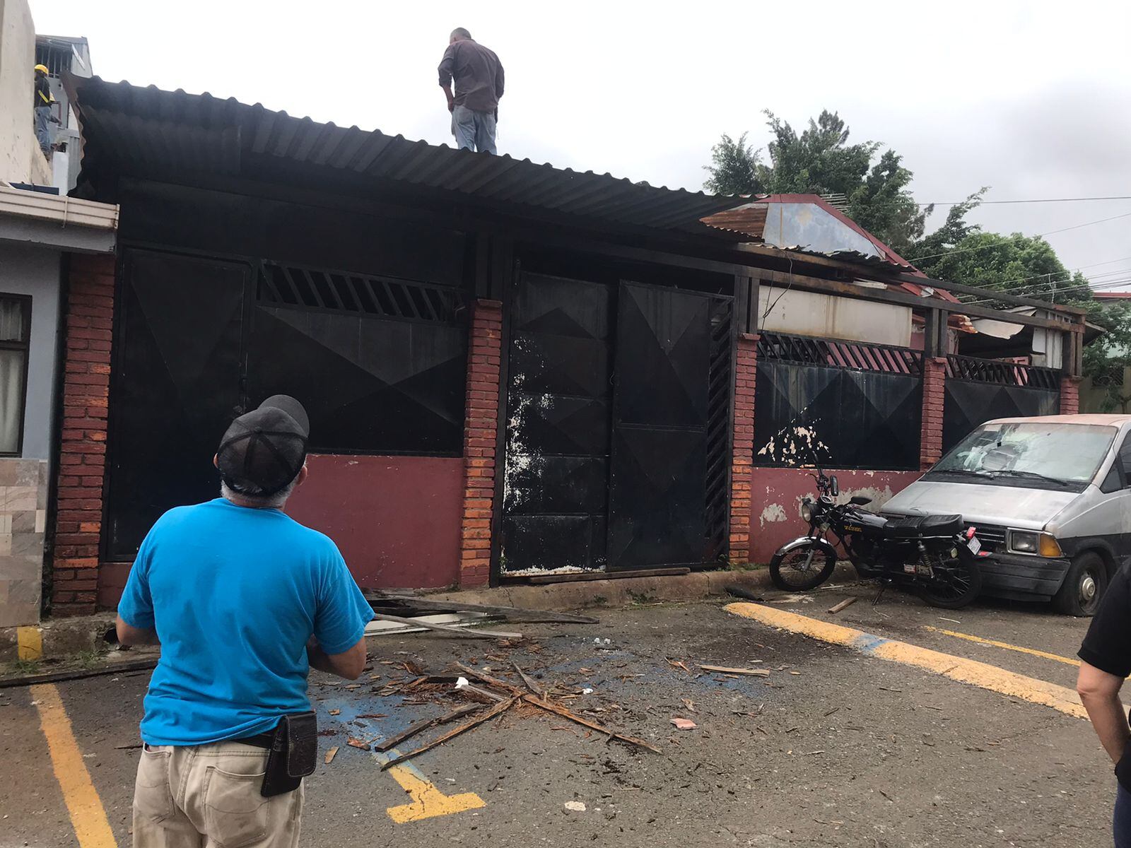 Daños causados por torbellino en La Aurora de Heredia.