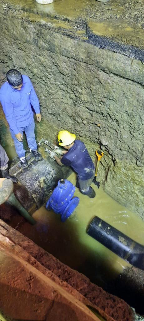 Dos cuadrillas de Acueductos y Alcantarillados (AyA), unos 12 trabajadores, se fajaron duro por 24 horas seguidas para arreglar una fuga que dejó sin agua a 45 mil familias de Alajuelita y Escazú, y que comprometía la apertura de los centros de votación
