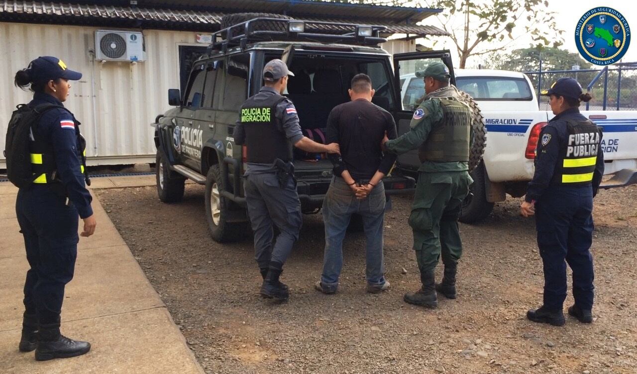 Kely Rodríguez, estudiante de policía que trabaja en Los Chiles por la emergencia del COVID-19. Foto MSP.