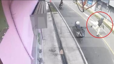 Video muestra el momento en que sicarios atacaron a balazos a policías a plena luz del día