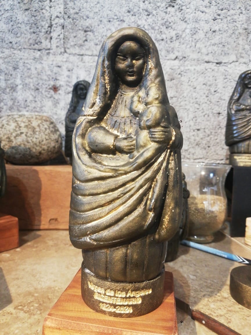 El arquitecto y escultor Luis Alonso Ramírez, vecino de Grecia, está trabajando ya en un precioso homenaje a la Negrita por los 200 años de ser patrona tica que se cumplen el 24 de febrero del 2024, creando 200 virgencitas de los Ángeles