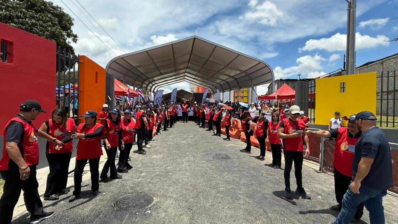 En medio de una tremenda fiesta para Dios el padre Sergio Valverde, de Obras del Espíritu Santo, oficialmente, transformó uno de sus más grandes sueños en una total realidad al inaugurar el primer edificio de los Albergues Juveniles de la Alegría “Torres Espíritu Santo”.