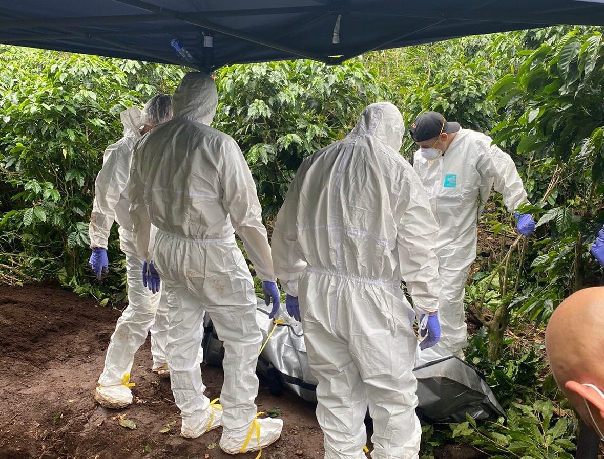 Hallazgo de cuerpo enterrado en San Ramón. Foto OIJ