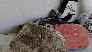 Maynor Solano mostró el rincón más especial de su casa y lo que guarda ahí vale oro, entre ello dos piedras