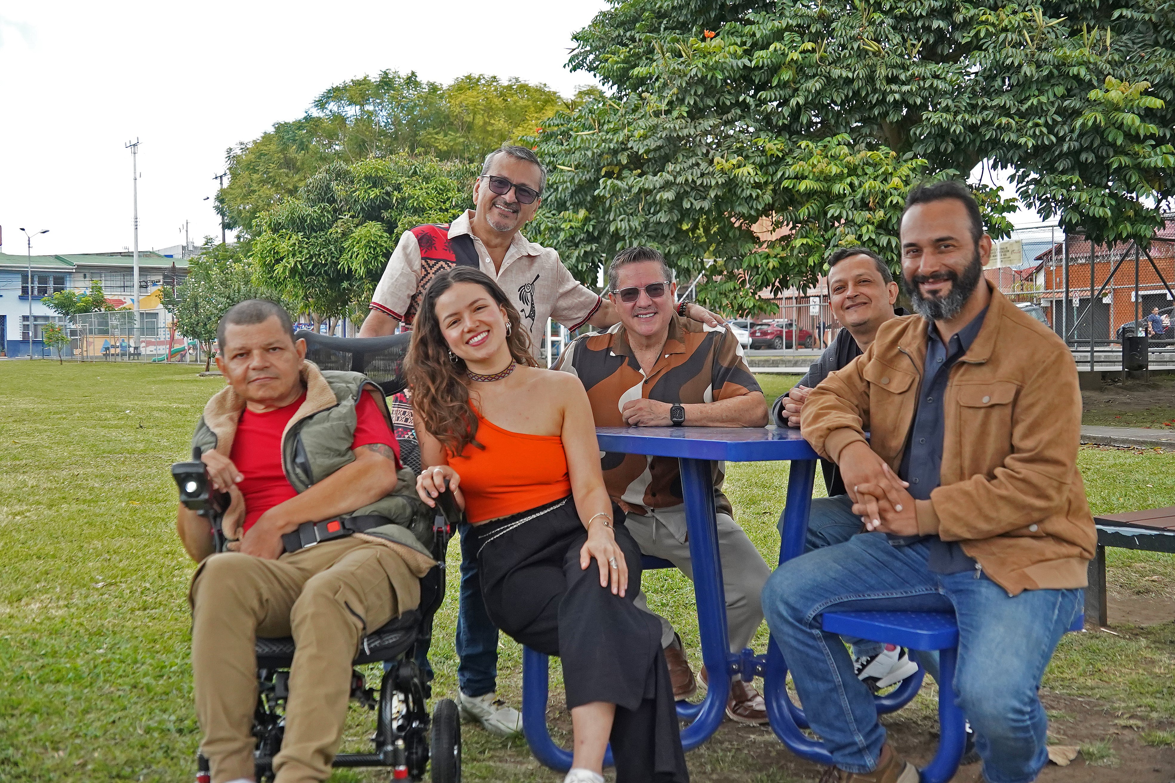 El músico Felipe Contreras recibió su nueva silla de ruedas este jueves. Acá junto a su hija Daniela Contreras; Carlos Chaves, vicepresidente de AIE; Edín Solís, presidente de ACAM; Esteban Monge, presidente de AIE y Marco Arias, tesorero de AIE.