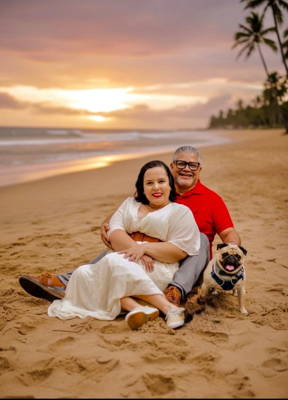 A Nicole Quesada Chinchilla los perros nunca le hicieron gracia. Vivía con alergias, reservas y una lista larga de “yo jamás haría eso con un perro”. Ahora es la mamá humana de Donatello, un pug que le ganó el corazón. En la foto aparece el novio de doña Nicole, Erick Gutiérrez.