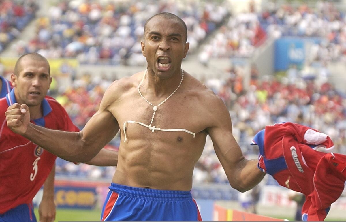 El asistente técnico del Club Sport Cartaginés, Mauricio Wright Reynolds, celebró un título más en su carrera futbolística, el pasado 6 de julio, cuando los brumosos alzaron la copa del Torneo Clausura 2022 usando un rosario en su pecho