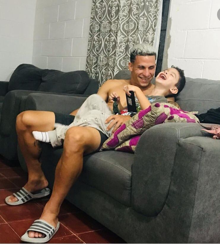 Yennifer Herrera y Santiago, pareja e hijo de Luis Paradela. Cortesía.