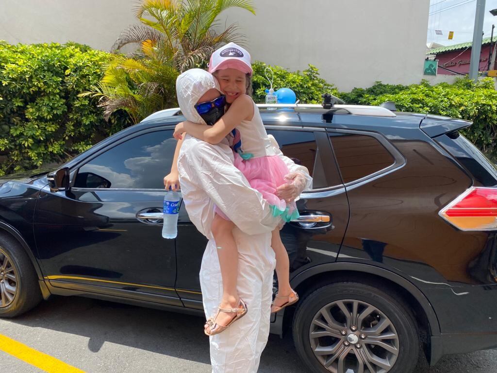 Tráfico se reencontró con su hija a la que no veía hace un mes. Foto cortesía Pegando Porte y La Vara.