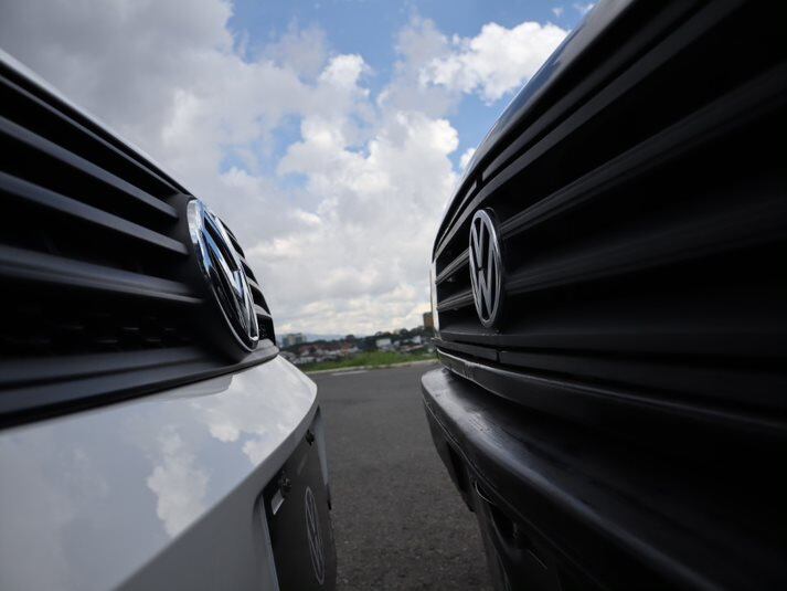 Un Volkswagen Saveiro de 1994 es el orgullo de don Emmanuel Pérez Barrantes, vecino de Calle Blancos, quien asegura que no lo cambia ni por el nietillo, un Saveiro nuevo de paquete, modelo 2020, el cual conoció cuando la familia se juntó parara que abuelo y nieto compartieran un rato.