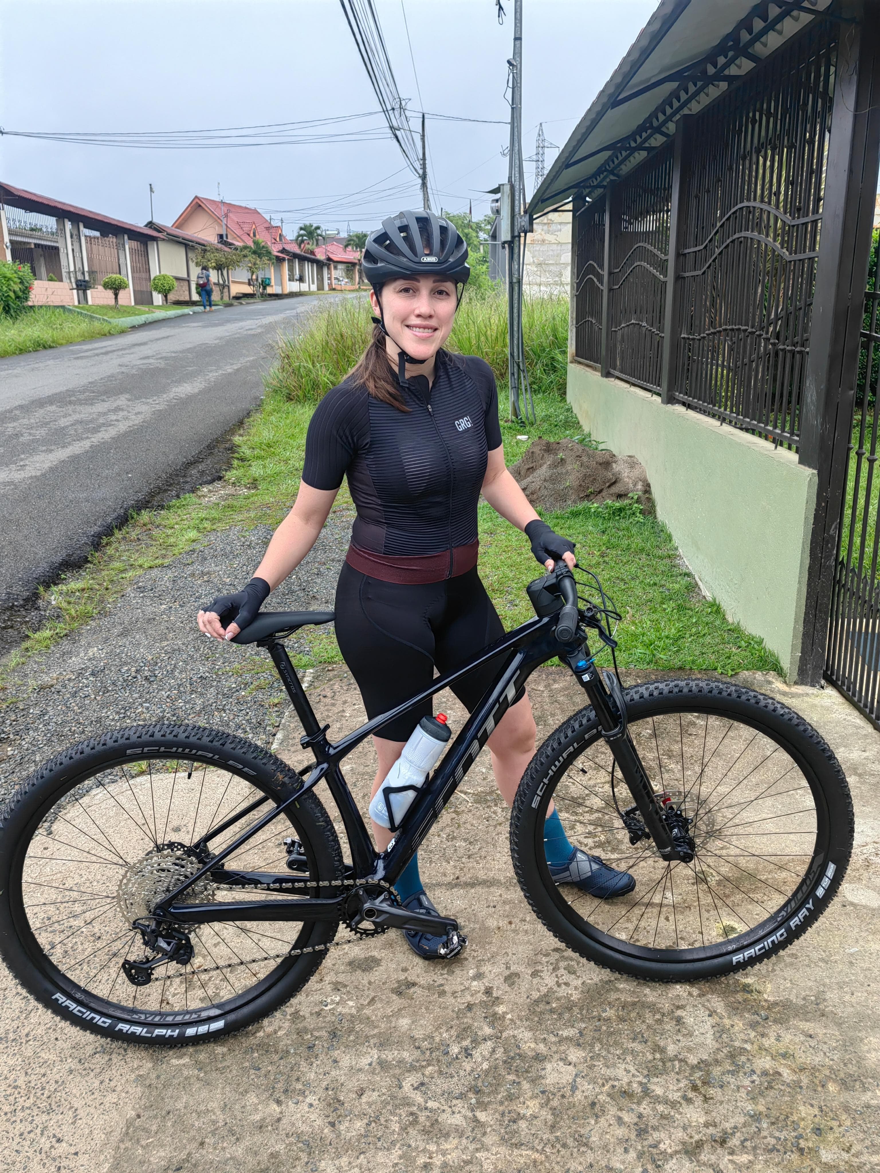 Marolyn Artavia Castro, de 33 años, doctora que murió practicando ciclismo en Pérez Zeledón, esta es una de las últimas fotos que se tomó este sábado 23 de noviembre antes del fatal accidente. Foto: Adonay Artavia para La Teja
