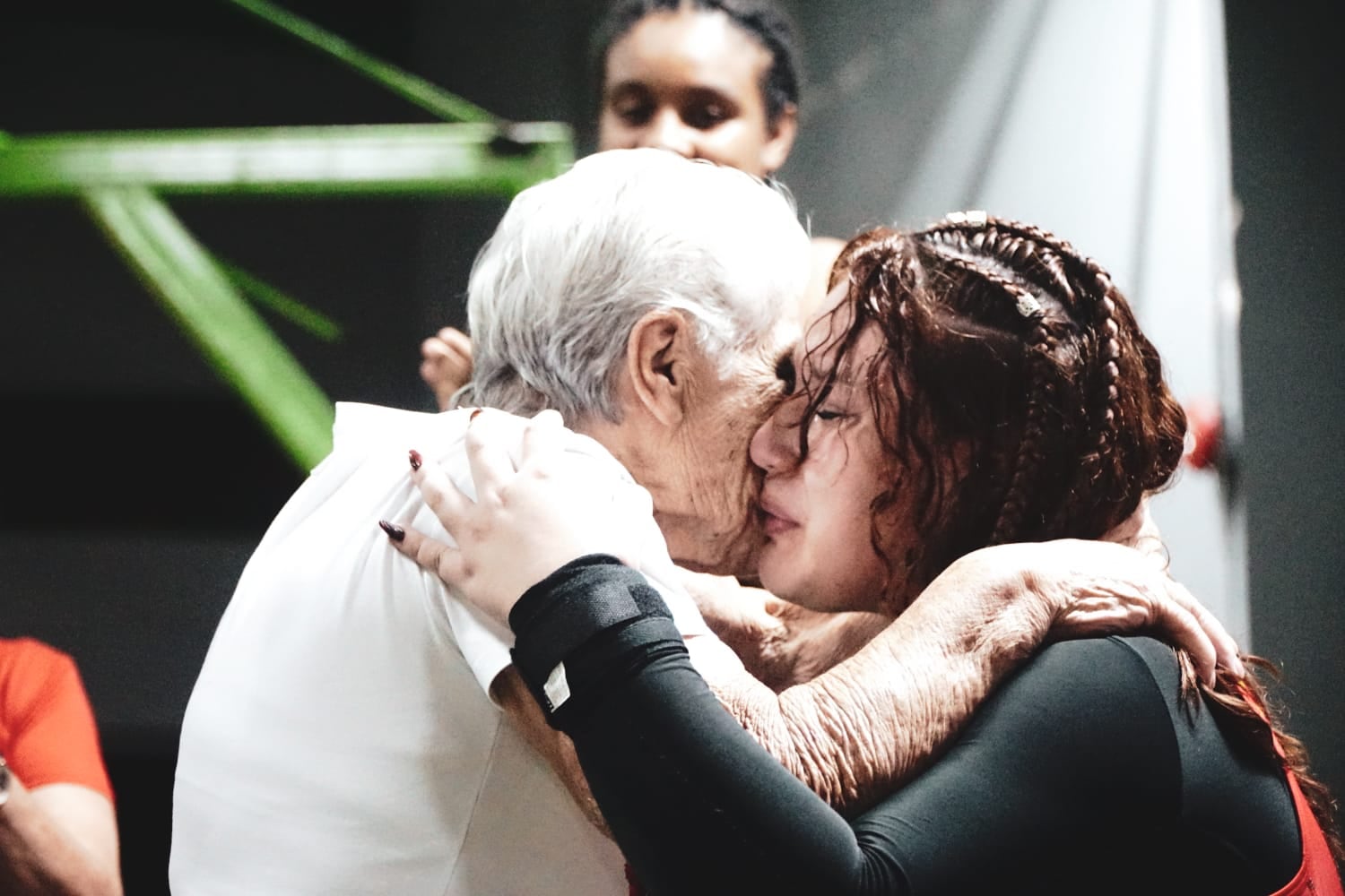 Tamara González Villalobos, una herediana de pura cepa, vecina de Heredia centro, de apenas 14 años, que levantó pesas como gigante y abrazó llena de amor a su bisabuelita, con las medallas en la mano.