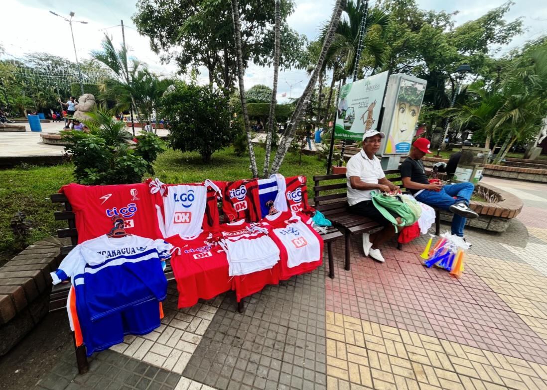En el parque central de Estelí y en muchas zonas la camiseta del Real Estelí está a la venta. Foto: Cortesía