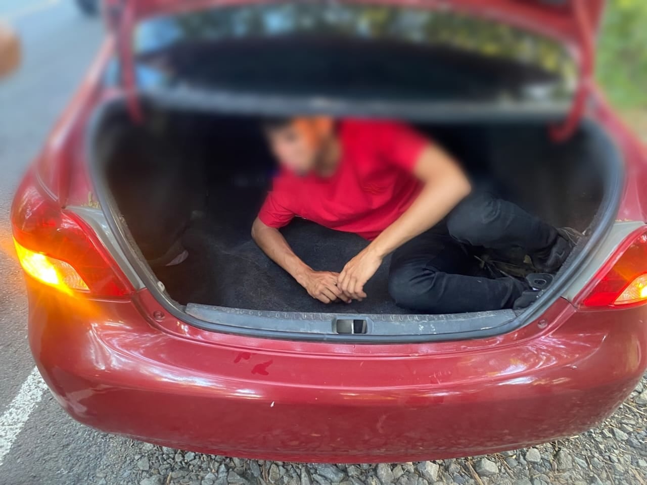 Así fue como sorprendieron a "Donald" dentro de la cajuela del carro.