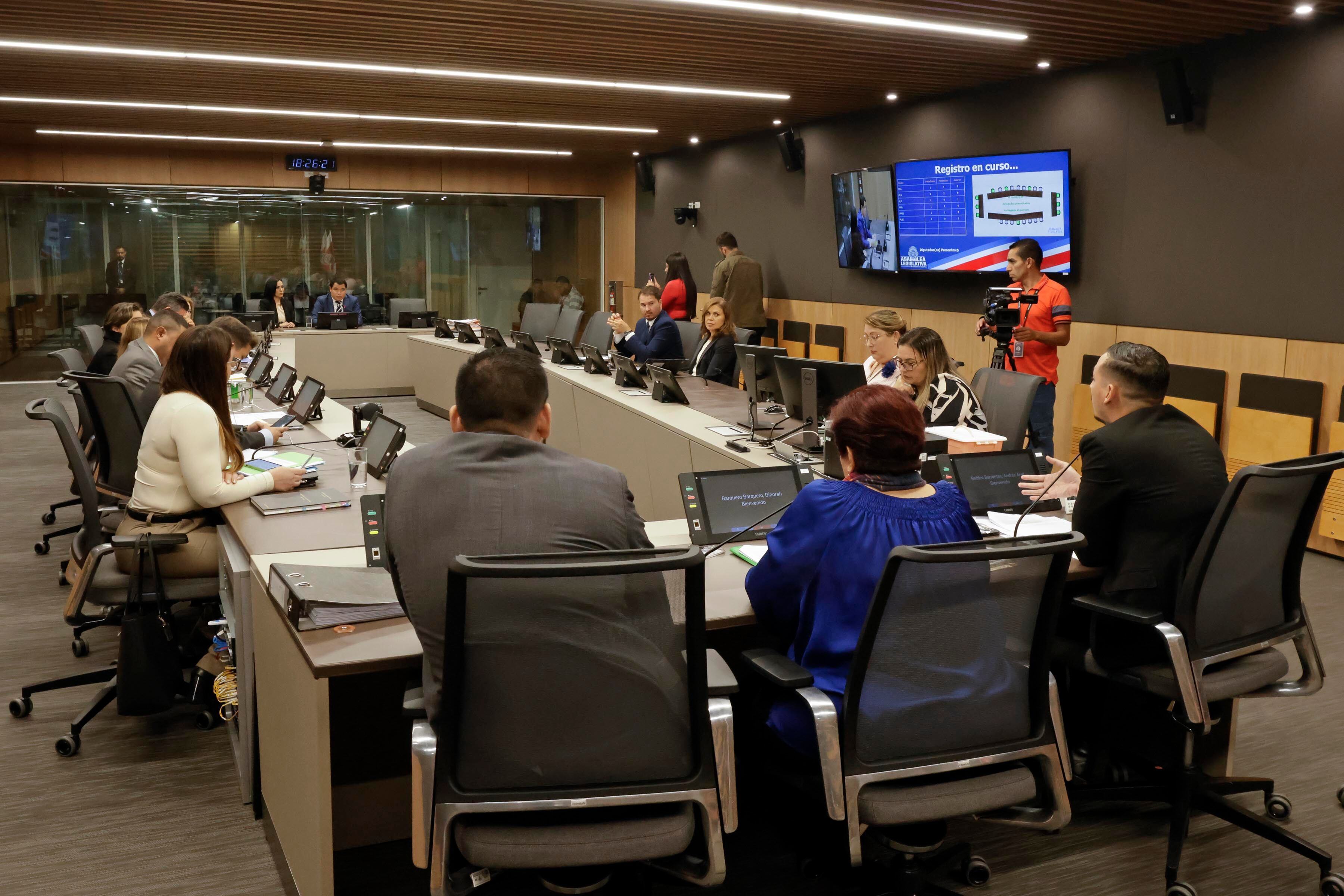 08/01/2024. Asamblea Legislativa, San José. Hora: 06:00 p.m. Comparecencia de Armando Gómez,.exjefe de Prensa de Casa Presidencial en el gobierno actual de Rodrigo Chaves, en la Comisión Investigadora de los Contratos del Sinart de la Asamblea Legislativa. Gómez asistió acompañado por su abogada, Catalina Zúñiga Espinoza. Fotos: Mayela López