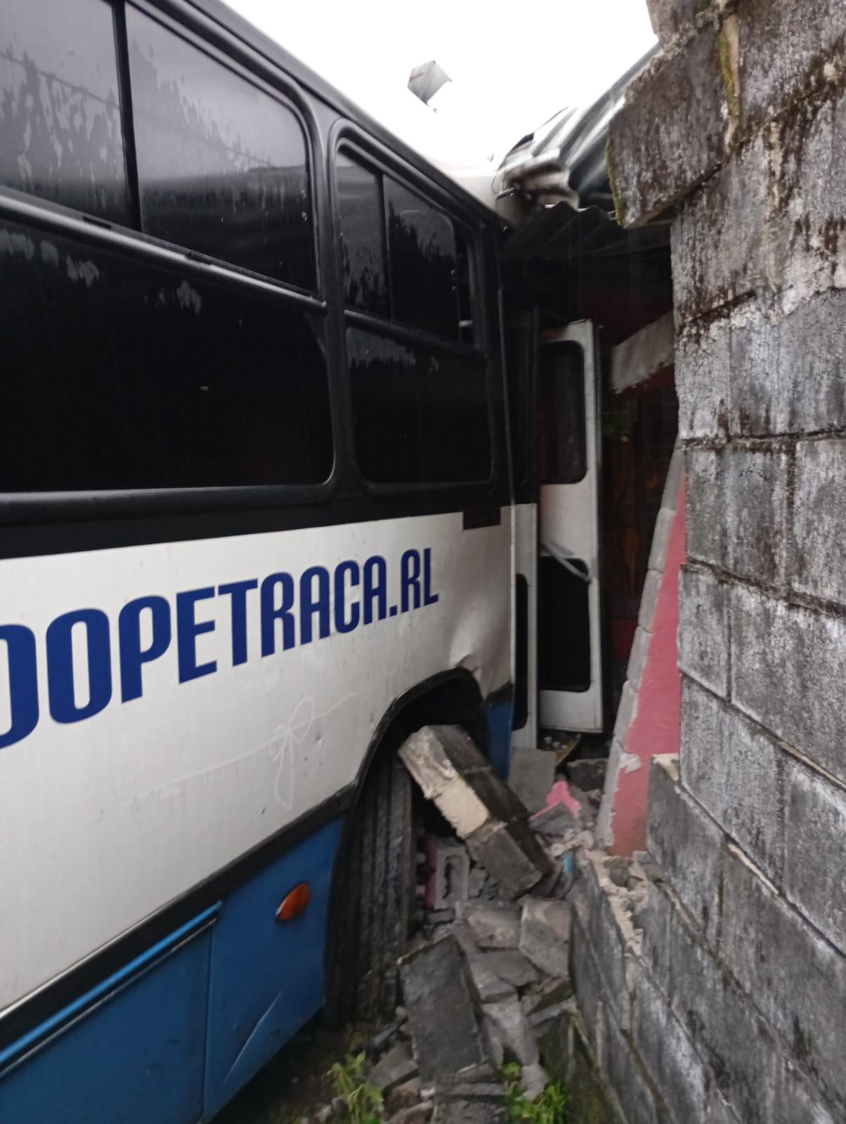 accidente de bus escolar contra casa deja 33 personas heridas