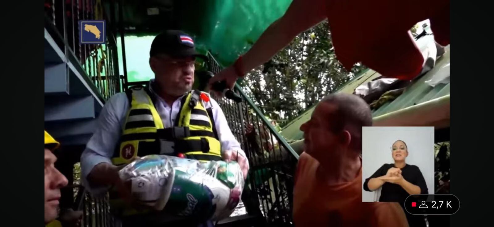 El presidente Rodrigo Chaves entrega comida a personas afectadas por las lluvias en la zona sur.