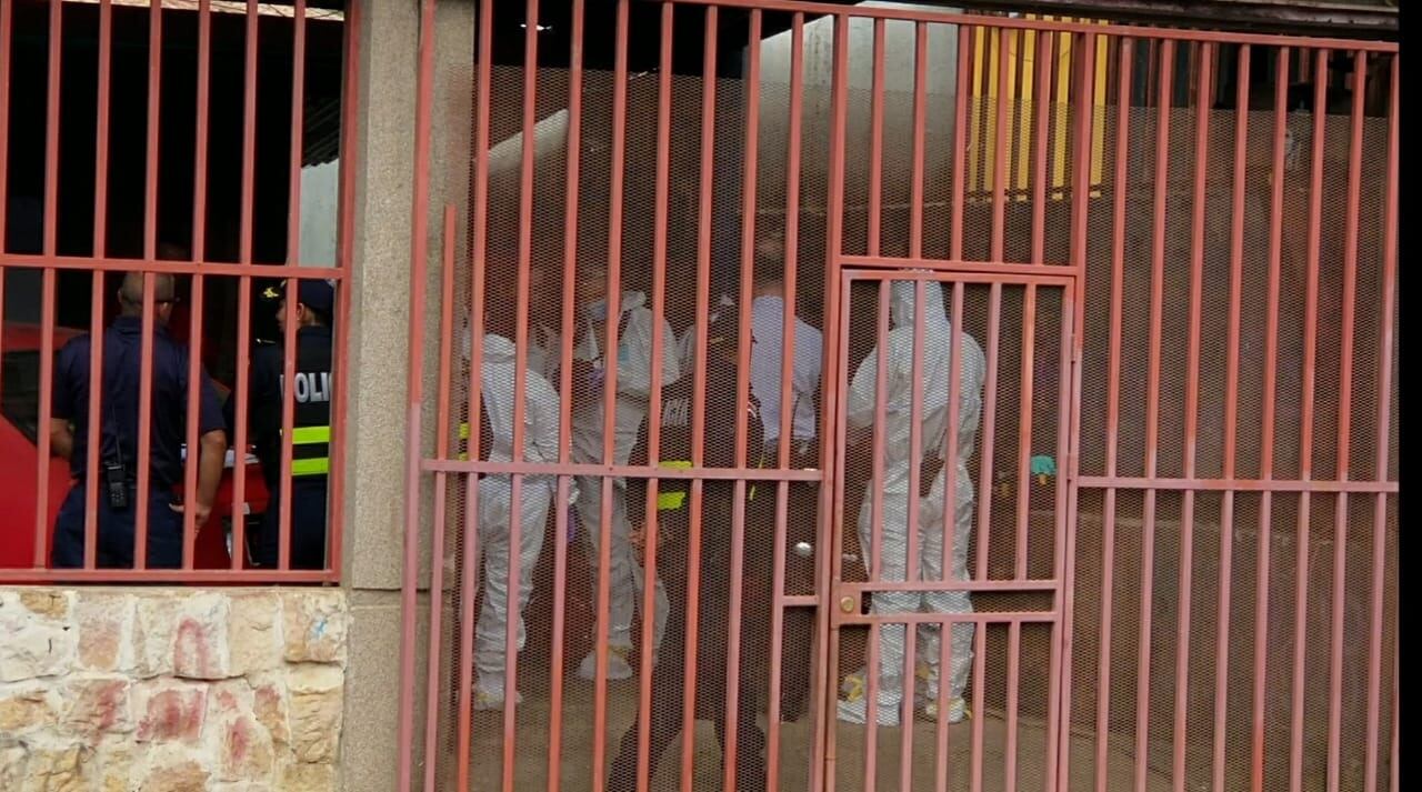 Hallan niña de 4 años sin vida dentro de casa en Alajuela y con signos de agresión. Foto Francisco Barrantes.