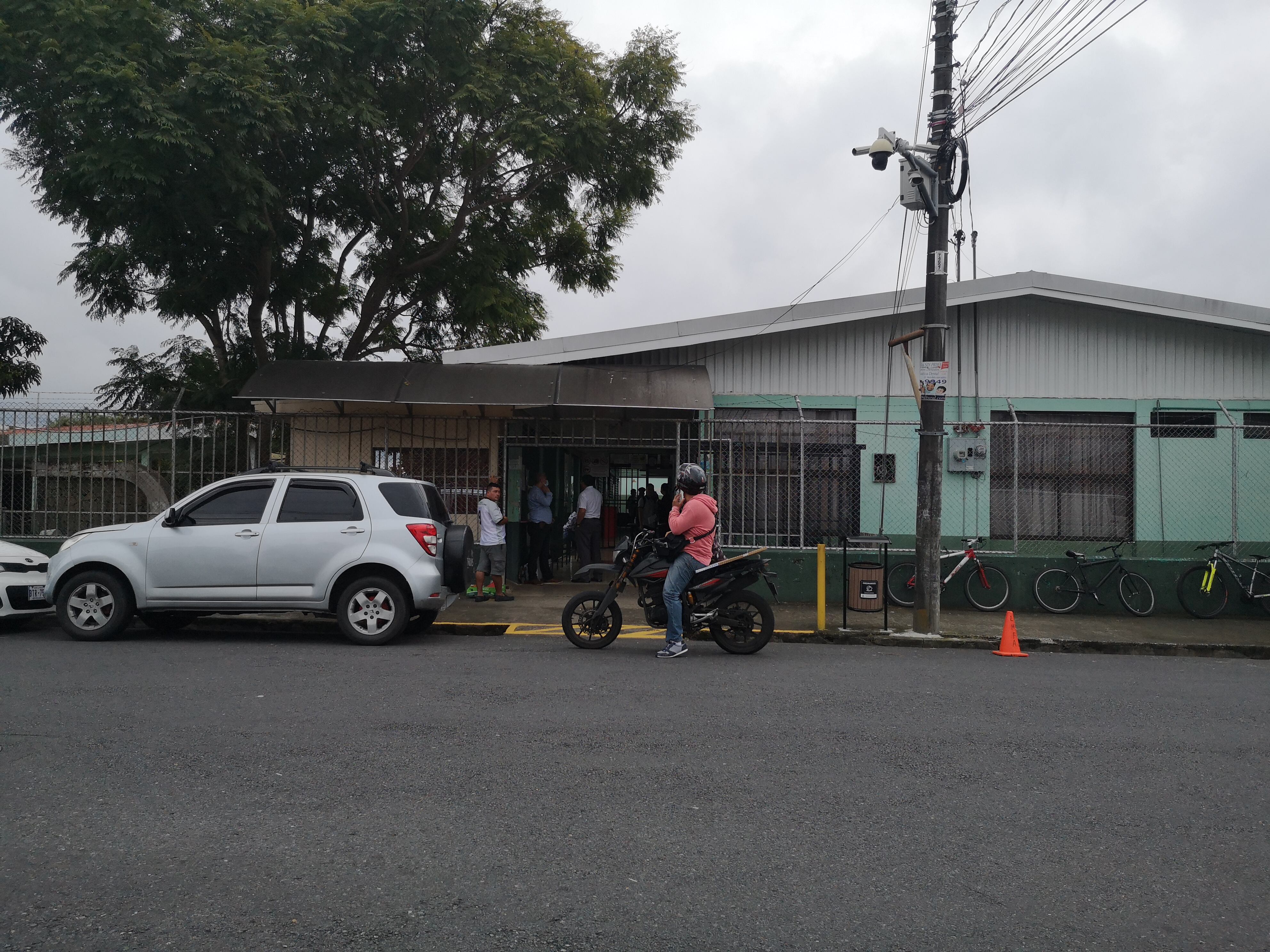 Este viernes el Liceo Mauro Fernández volvió a atender noemalmente a unos 900 estudiantes tibaseños. El subdirecto Mariano Oreamuno tomó las riendas mientras se resuelve la situación de Pinnock Johnson. Foto: Hugo Solano.