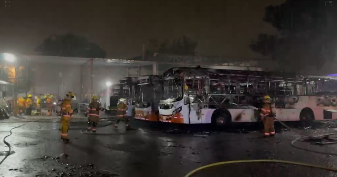Los tres buses fueron consumidos por las llamas. Foto Bomberos.