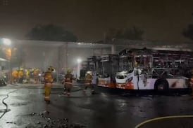 Llamas consumen por completo tres buses en Puntarenas