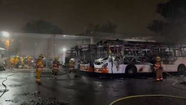 Llamas consumen por completo tres buses en Puntarenas