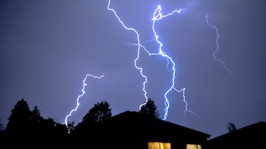 Hombre está en condición crítica luego de ser alcanzado por un rayo