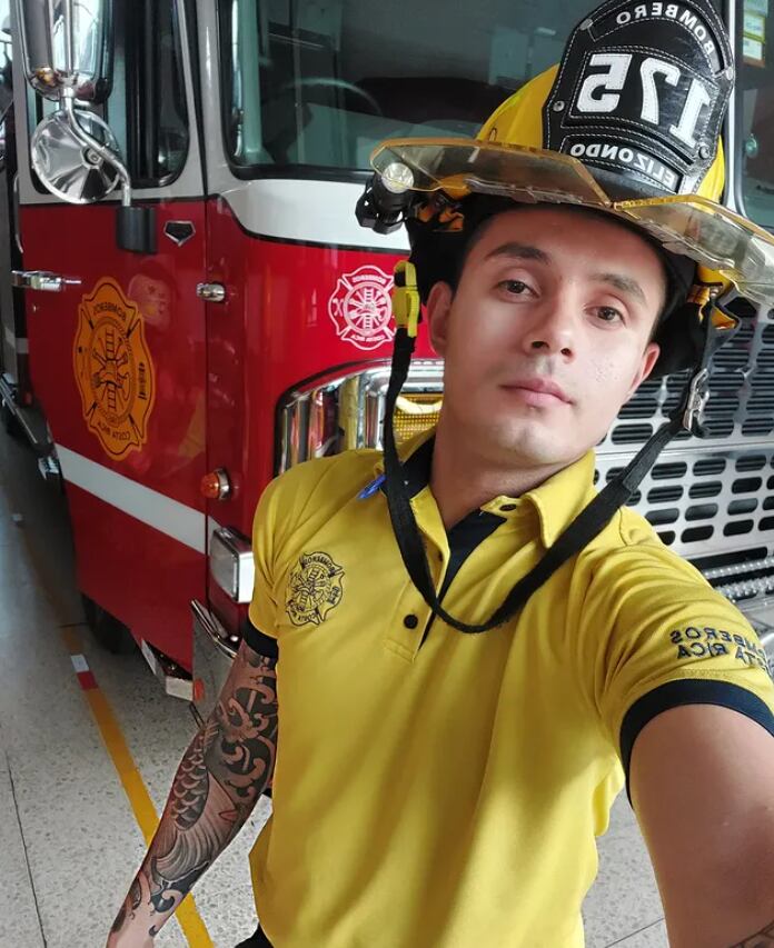 Carlos Elizondo, bombero baterista de la banda de rock Non Neutral