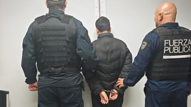 ¡Rescate de película! Policía irrumpe en casa y libera a víctimas de asalto