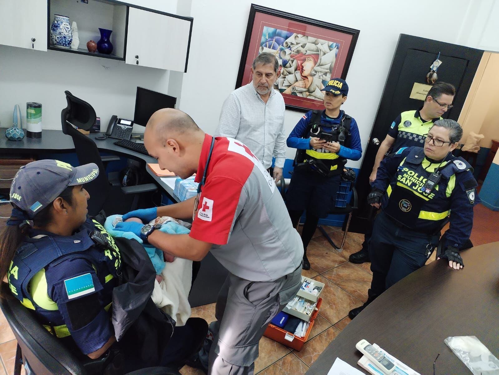 El bebé fue hallado detrás del Concejo Municipal de San José. Foto Policía Municipal de San José.