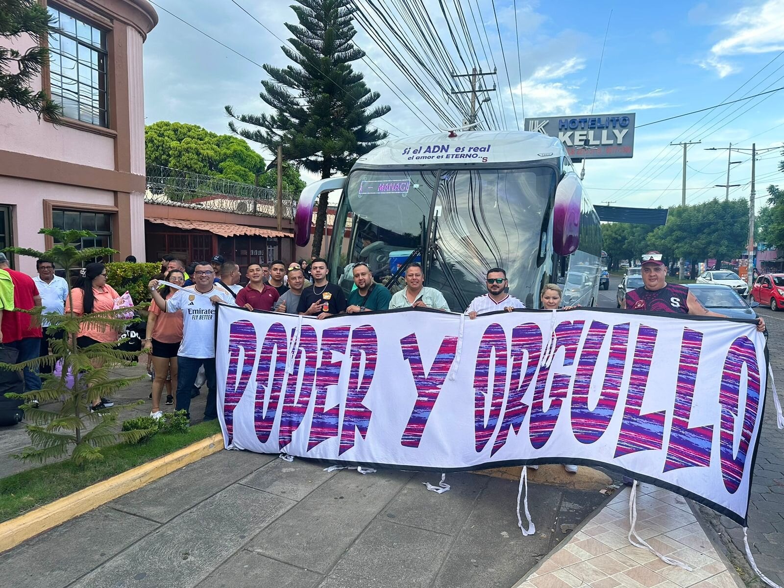Los aficionados de Saprissa llevaron hasta mantas para apoyar a los jugadores. Foto: Cortesía.