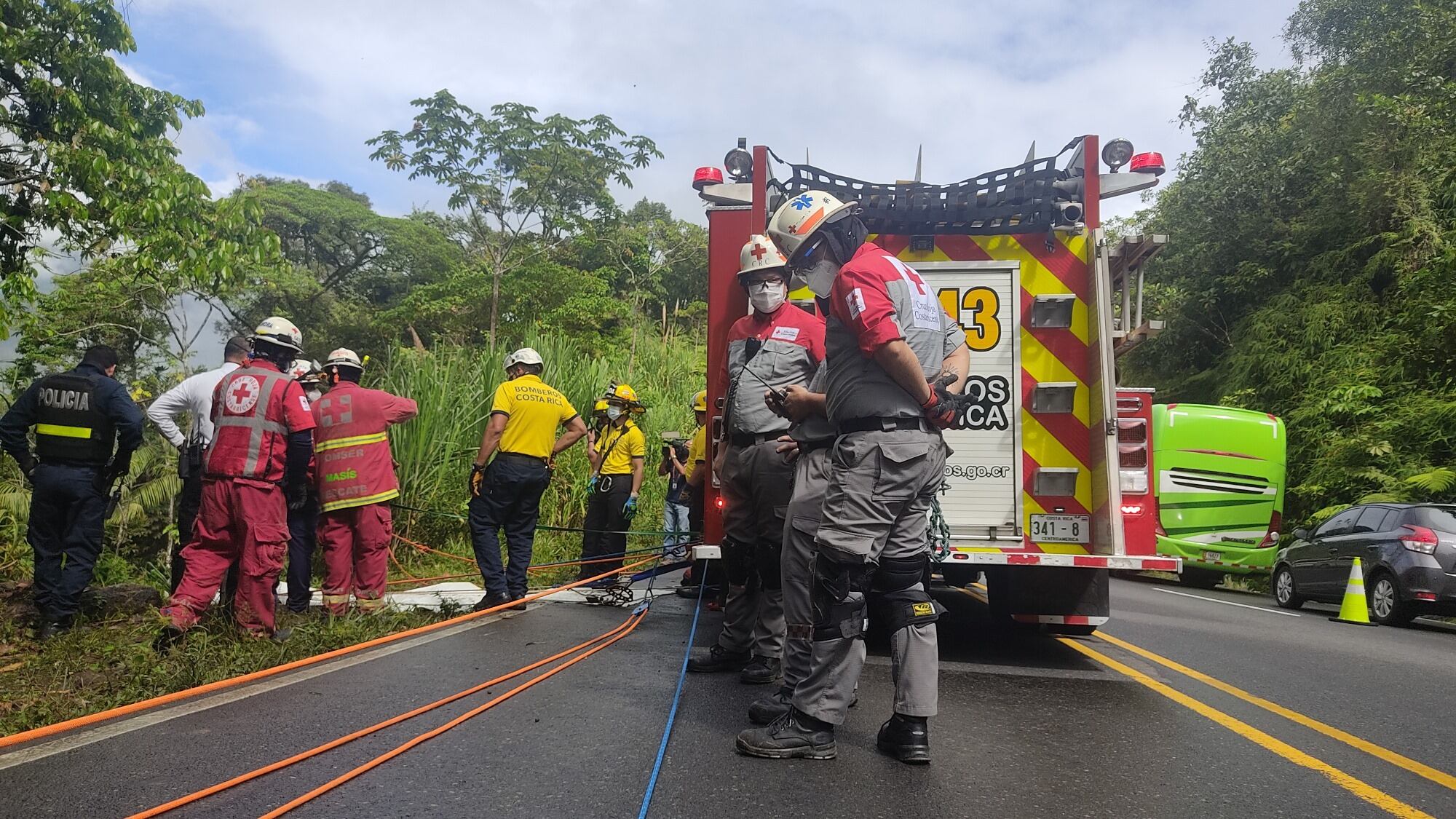 Rescate de mujer que cayó con su carro a guindo en ruta 32. Foto Dinager.