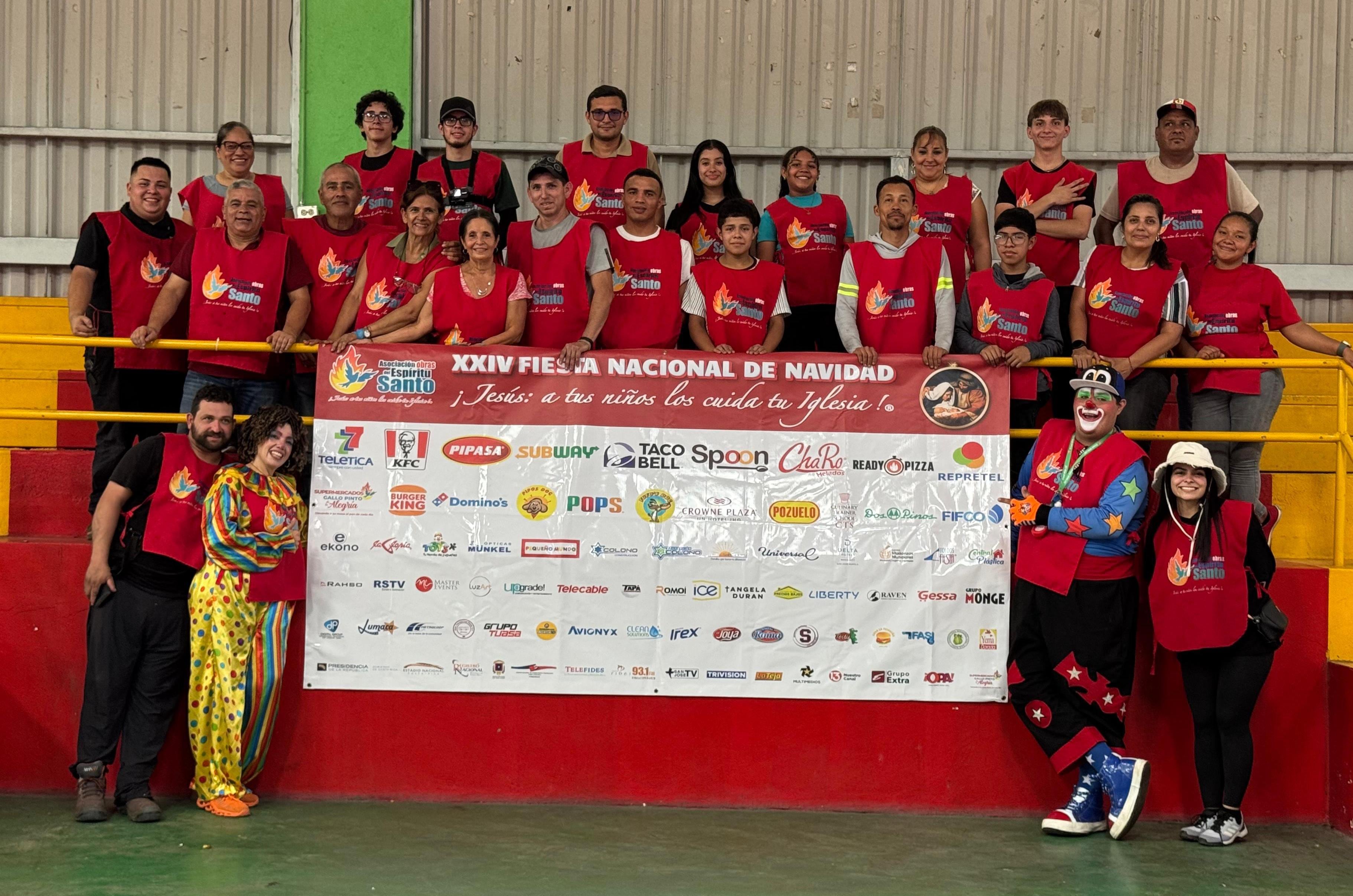 El padre Sergio Valverde, director y fundador de Obras del Espíritu Santo, le cumplió el sueño a un niño de Liberia a puro fútbol. El pasado martes 17 de diciembre fue un día muy especial porque comenzó la edición 24 de la Fiesta Nacional de Navidad ¡Jesús: a tus niños los cuida tu iglesia!, dedicada este año a los pequeñitos afectados por las inundaciones en el país.