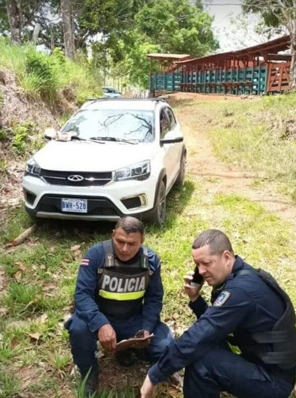 El carro de Hernández fue encontrado abandonado dentro de una finca en Hojancha la tarde de este lunes. Foto cortesía.