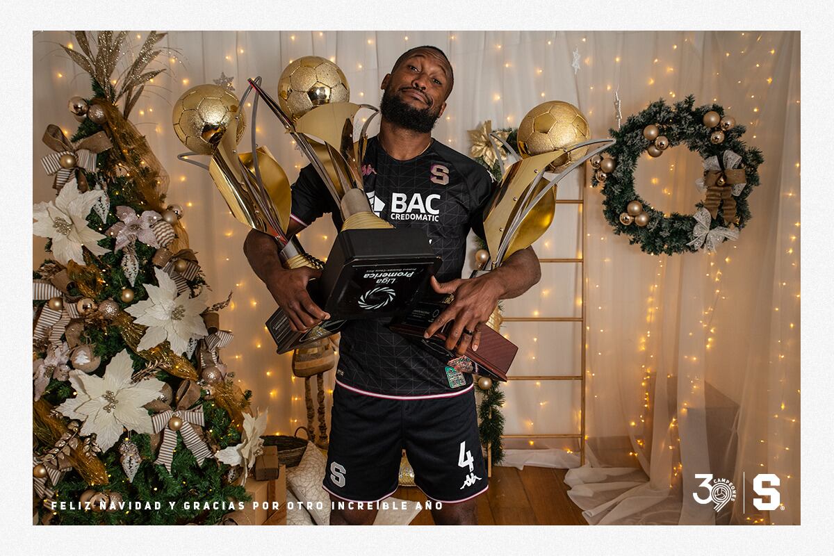 Los jugadores del Saprissa se dieron gusto mostrando sus últimas copas.