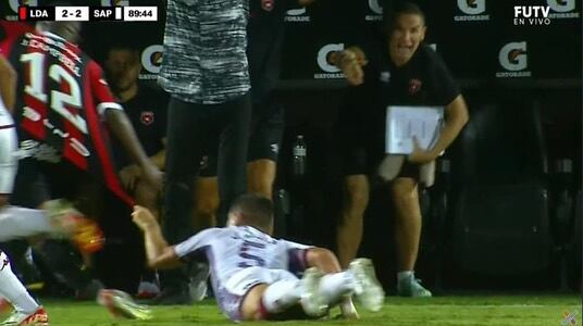 Camisetas la ligael agarrón de la camiseta de Joseph Mora sobre Joel Campbel